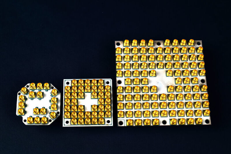 Quantum-Chips von Intel mit 7, 17 und nun 49 Qubit (v.l.n.r.). (Intel Corporation)