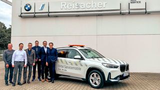 Der mobile Service von BMW fährt ab sofort BMW X1. Peter Reisacher (re.), Chef der Autohausgruppe Reisacher, und sein Team übernahmen als Erste in Deutschland die neuen Servicemobile.  (Bild: Autohaus Reisacher)