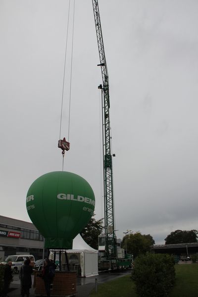 Zur Eröffnung des Energy Solutions Park hatten Besucher die Gelegenheit, sich mit einem Kran in einem Ballonkorb hochziehen zu lassen und die Anlage von oben zu bestaunen. (Bild: Itasse)