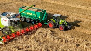 Während eines Erntetages fallen sowohl Zeiten mit hoher als auch mit relativ geringer Arbeitsbelastung an – ein Assistenzsystem soll nun beim Ausgleich unterstützen.  (Bild: Claas KGaA mbH)