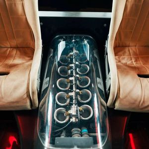 Eine transparente Motorabdeckung gibt den Blick auf den V10 frei – platziert zwischen den hinteren Sitzen.(Bild:  Renault)