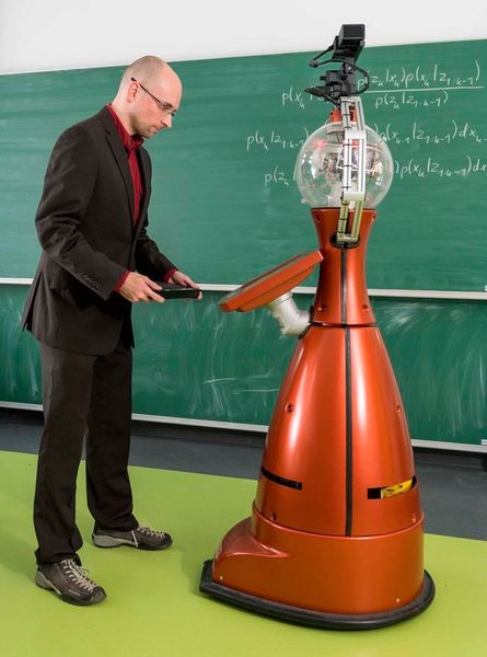 Museumsroboter nimmt Blickkontakt auf – Um die Mensch-Roboter-Interaktion so natürlich wie möglich zu gestalten, wurde eine Software entwickelt, die einen direkten Blickkontakt zwischen Serviceroboter und Mensch herstellt. Der Roboter Tesaro wurde bereits in Museen getestet und soll auf Knopfdruck Fragen der Besucher beantworten. Dabei ist das Besondere der Interaktion der direkte Blickkontakt, den Roboter Tesaro zu den Besuchern herstellt. Mit dem Blickkontakt soll die Mensch-Roboter-Interaktion so natürlich wie möglich erfolgen. Realisiert wird dies mit einer neue Software des Freiberger Doktoranden Peter Poschmann. Dabei erkennt der Roboter mit Hilfe spezieller Sensoren die Köpfe der Besucher und wendet diesen seine Augen zu. (Detlev Müller / TU Bergakademie Freiberg)