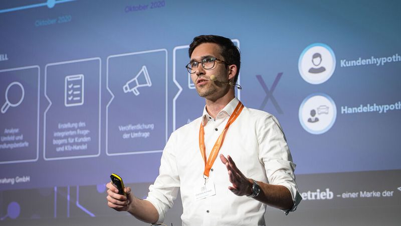 Welche Kunden Autos online kaufen und wie wichtig der E-Commerce für Autohändler ist, erörterten Clemens Kohlsaat (Foto), Senior Consultants Customer Experience Strategy, und Maurice Tennekes, Senior Manager Customer Experience Strategy bei MHP, in ihrem Vortrag. (Bild: Stefan Bausewein)