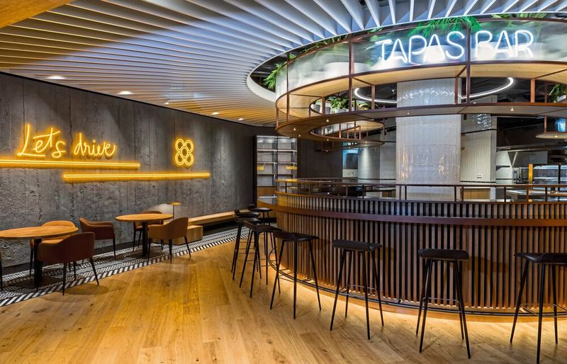 Die Bar ist eine Idee aus dem Seat-Marketing. Sie soll in einem Einkaufszentrum potenzielle Kunden ansprechen. (Bild:Seat)