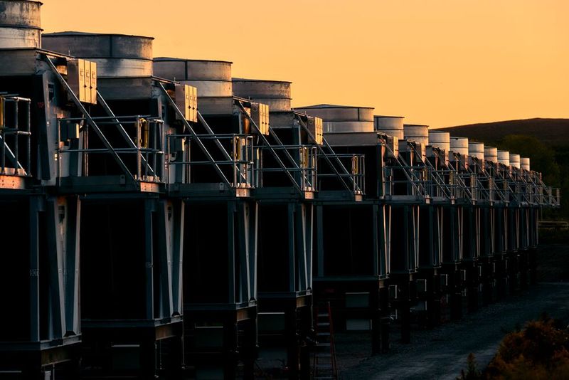 Was beim Drohnenüberflug vielleicht noch nach einem „Wimmelbild“ ausschauen mag, wirkt aus der Nähe, wie diese Rückkühler, riesig.  (Bild: Schneider Electric)
