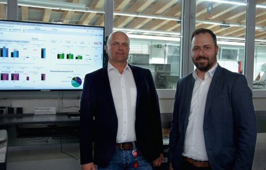 (Peter Loga, Geschäftsführer der Loga Präzisionsteile (links), und Michael Mehne, Consulting PPS Gewatec, vor der statistischen Auswertung der Fertigungseffizienz. Bild: Gewatec)