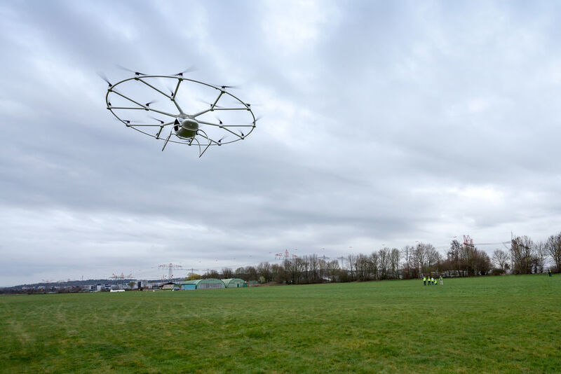 Der elektrische Volocopter fliegt zum ersten Mal bemannt: Das Fliegen für Jedermann rückt in greifbare Nähe. (Bild: E-volo/Nikolay Kazakov)
