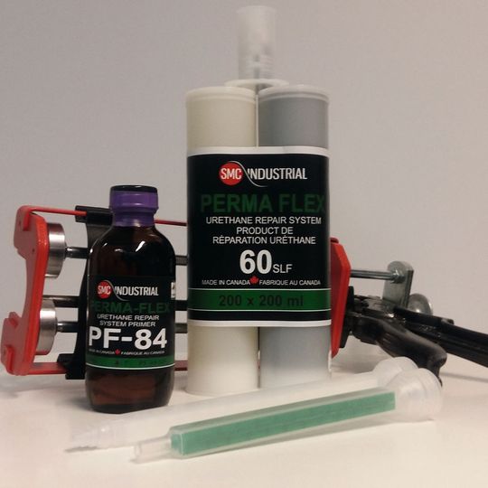 Permaflex beseitigt Durchschläge und Deckplattenschäden innerhalb weniger Minuten.(Bild:  Ambelt)