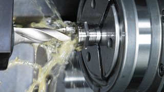 Der nicht wassermischbare Kühlschmierstoff auf Basis nachwachsender Rohstoffe verlängert die Lebensdauer eines Schmiernippelbohrers um über 600 %. (Bild: Castrol)