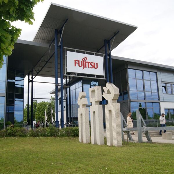 Ein Kunstwerk ziert den Eingangsbereich des Fujitsu-Standorts Augsburg. (IT-BUSINESS)