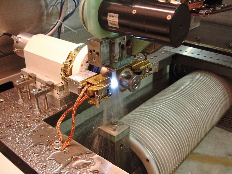 Elektroerosives Abrichten von Schleifscheiben. (Inspire)