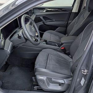 Die Farbe Grau dominiert auch den Innenraum. Immerhin ist die Verarbeitung VW-typisch gut und die Sitze bequem und langstreckentauglich.(Bild:  Rosenow – VCG)