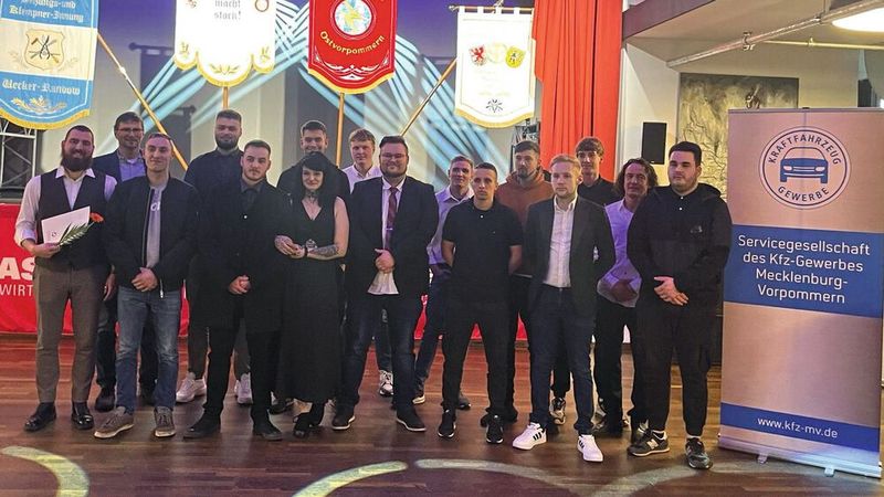 Im Kulturbahnhof in Greifswald feierte die Innung des Kraftfahrzeuggewerbes Ostvorpommern die Freisprechung ihrer Gesellen. Obermeister Marcus Mischke freute sich, dass 17 Kfz-Mechatroniker die Gesellenprüfung erfolgreich bestanden haben und nahezu ein Drittel (fünf) das Prädikat „gut“ erreichten, obwohl deren Ausbildung durch Corona und Homeschooling geprägt war, betonte er. Angespornt durch die bisher erzielten Ergebnisse und mit dem Vorjahressieger aus der Innung Roderich Weit als Vorbild, möchten sich diese fünf Junggesellen nun dem Leistungswettbewerb stellen. Ein besonderer Programmpunkt war das Grußwort des jungen Kfz-Mechatronikers Marcel Witt vom Innungsbetrieb Servicecenter Ritzkowski, der die emotionalen Höhen und Tiefen seiner Ausbildung schilderte und viel Verständnis und Anerkennung dafür erntete. Im Namen der Junggesellen aller Gewerke bedankte er sich bei den Familien, Freunden, Ausbildern und Lehrern für die Unterstützung während der gesamten Lehrzeit. (Bild: Kfz-Innung Mecklenburg-Vorpommern)