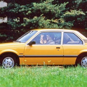 Damals war es in der MIttelklasse noch durchaus üblich, auch eine Variante mit nur zwei Einstiegstüren anzubieten. Es gab drei Generationen des Ascona (C1 bis C3).(Bild:  Opel)
