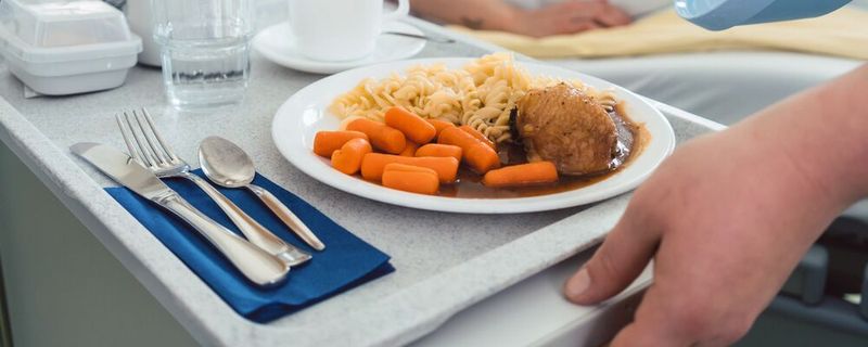 Fades Essen und wenig Abwechslung: Krankenhaus-Essen macht nicht nur schlechte Laune, sondern auch schlechtes Klima. Das behauptet zumindest eine neue Studie. (Symbolbild) (Bild: ©  Kzenon - stock.adobe.com)