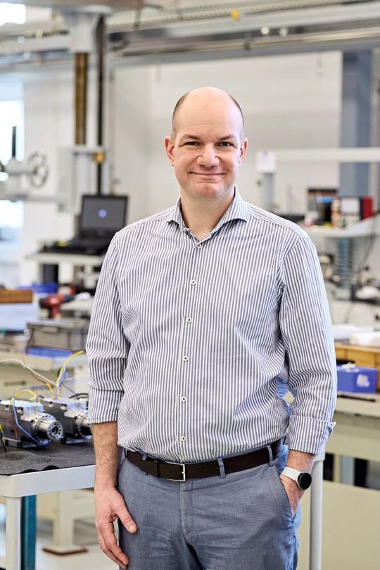 Dr. Jens Falker ist seit dem 1. April 2026 neuer GMN-Geschäftsführer. Die hohe Fertigungstiefe sieht er als wesentlichen Wettbewerbsvorteil. Sie ermöglicht es, schnell auf Marktanforderungen zu reagieren. Eine Besonderheit für ihn als Ingenieur ist es, die eigenen Produkte bereits während der Fertigung unter realen Bedingungen zu testen. Denn das Unternehmen stellt sie auf Werkzeugmaschinen her, die ihrerseits mit GMN-Spindeln ausgestattet sind. «Auf diese Weise schaffen wir Präzisionslösungen, die dafür sorgen, dass die Maschinen unserer Kunden immer und überall perfekt laufen.»(Bild:  GMN)