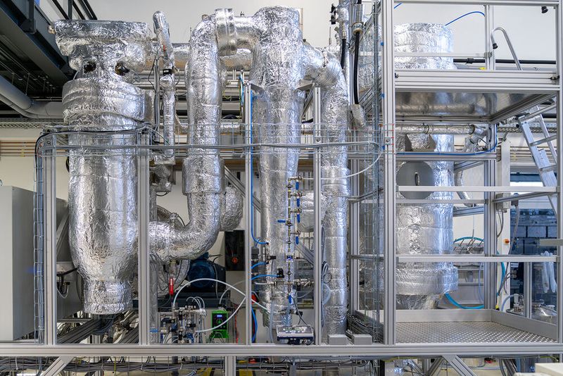 Eine Pilotanlage für die Heißdampfsprühtrocknung haben Projektpartner im Projekt LowCarbDry bereits in Betrieb genommen. (Bild: Fraunhofer IGB)