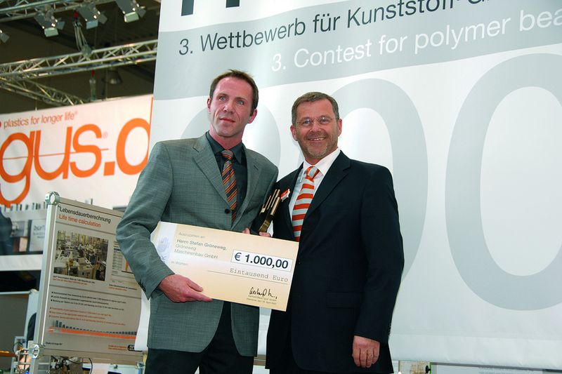 Preisverleihung: Stefan Gröneweg (l.) nahm auf der diesjährigen Verleihung des manus, dem Wettbewerb für Kunststoff-Gleitlageranwendungen, in Hannover die Siegprämie für den 3. Platz von igus Prokuristen Gerhard Baus in Empfang. (Archiv: Vogel Business Media)