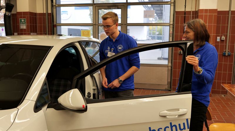 Maximilian Blatt aus Rheinland-Pfalz bei der Wertermittlung. (Bild: Schmidt – autoFACHMANN)