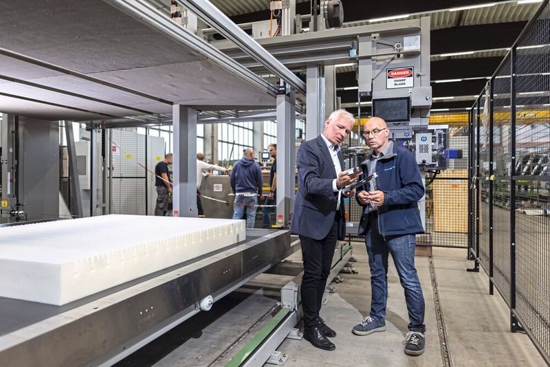 Franke-Berater Andreas Böttcher (l.) im Fachgespräch mit Stefan Lennartz. (Bild: Andreas Wegelin/Franke GmbH)