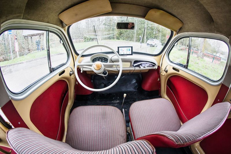 Der Museumswagen stammt von 1960, dem vorletzten Baujahr des 4CV. Bis zum Schluss 1961 ist er mehr als 1,1 Millionen Mal produziert worden. (Stefan Anker/SP-X)