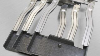 Am Fraunhofer-Institut für Werkstoff- und Strahltechnik IWS haben die Forscher ein laserunterstütztes Verfahren zum Fügen von Kunststoffen mit Metallen erarbeitet. Es nennt sich Heatpresscool-Integrative (IPCI) und eingne sich etwa, um aufwändige Verklebungen zu ersetzen. Demonstriert würden die Voreile anhand dieses Demonstrators im Rahmen der JEC World 2018. (IWS)