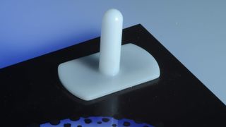 Lichthärtende Acrylatklebstoffe sind bei der Clipsverklebung von Autoscheiben zunehmend gefragt, da sie schneller aushärten, flexibel und gut beständig gegen Medien sind. (Bild: Delo)