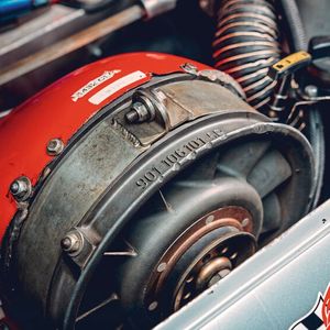 Statt des originalen 356er-Motors kommt ein ebenfalls vierzylindriger luftgekühlter Boxermotor zum Einsatz. Der stammt aus dem VW-Regal der Siebzigerjahre und versah seinen Dienst unter anderem im Porsche 914. Vom Porsche 911 stammt lediglich das Kühlgebläse.(Bild:  Porsche AG)