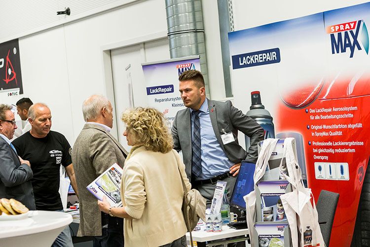 Die Peter Kwasny GmbH präsentierte ihr Lackiersystem „Spray Max“, das bei Reparaturlackierungen beziehungsweise Kleinschadenreparaturen zum Einsatz kommt. (Stefan Bausewein)