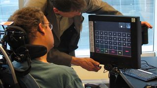 Mit Eyegaze Edge können Personen, die weder sprechen noch ihren Körper kontrollieren können, sich wieder mit anderen unterhalten, Texte schreiben, einen Computer bedienen, Videospiele spielen, Haushaltsgeräte steuern und vieles mehr tun – und das alles nur mit ihren Augenbewegungen. (Allied Vision Technologies)