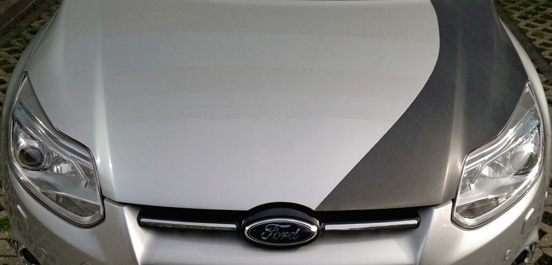 Beim Versuch, die Herstellung von Faserverbundkomponenten zu automatisieren, ist es gelungen, eine robuste, direkt lackierfähige CFK-Motorhaube auf Basis des Ford Focus in wenigen Prozessschritten zu fertigen. (Bild: IKV)