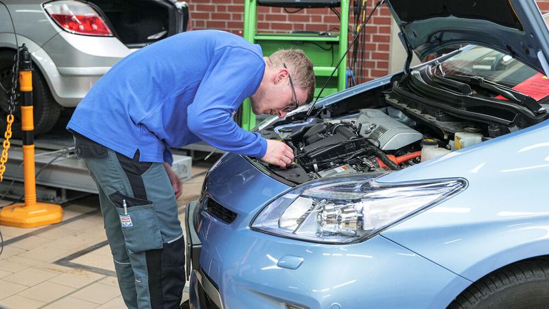 Der Saarländer Luis Gräning arbeitet hier an der bei allen Teilnehmenden unbeliebtesten Aufgabe. Sie mussten hier den Grund dafür finden, warum der Verbrenner des Toyota Prius trotz geladener Hybridbatterie startet. (Bild: Schmidt - VCG)