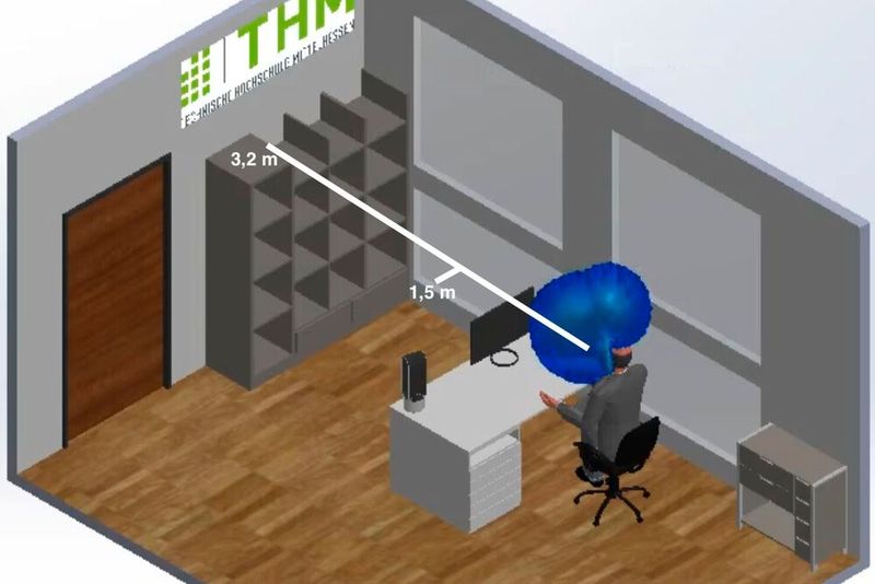 FFP-Masken weisen einen ähnlich guten Schutz auf, so das Resultat der Forschungsgruppe. Sie schützen zudem auch den Träger selbst – jedoch entweicht ein Teil der Aerosole während des Niesens nach oben, da auf die Maske ein hoher Druck wirkt.  (Bild: THM)