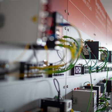 Lapp demonstriert mit einem Automatisierungsmodell, wie Sensoren, Aktoren, Leitungen und Netzwerkkomponenten Daten zuverlässig in die Cloud übertragen. (Bild: Lapp)