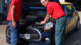 Aref Sadeghi (li.), Flüchtling aus Afghanistan, hat bei Markus Schulligen eine Ausbildung zum Kfz-Mechatroniker begonnen. (Dieter Ackermann)