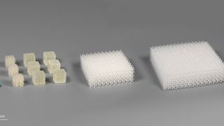 Mit dem XLF-Print-Set können jetzt auch große Stückzahlen der hochpräzisen voluminösen Objekte schneller in einem Druckvorgang hergestellt werden. (Bild: Nanoscribe)