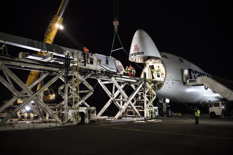 Verladung der Solar Impulse in Payerne in einen Fracht-Jumbojet (Solar Impulse/Polaris)