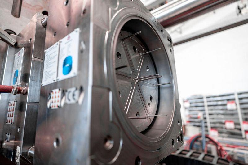 Das von Deckerform entwickelte Stammformwerkzeug mit austauschbaren Kontureinsätzen ermöglicht die wirtschaftliche Fertigung verschiedener Innen-/Außenadapter von IA100 bis IA400. Das innovative Stammformkonzept reduziert den Materialeinsatz und ermöglicht die flexible Produktion verschiedener Adaptergrößen. Um die Beständigkeit des Werkzeuges zu garantieren setzt der Familienbetrieb auf die Führungselemente von Meusburger. (Bild:  Deckerform)