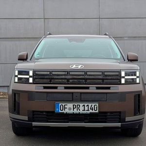 Klare Linien, wuchtiger Auftritt und ein doppeltes „H“ als Tagfahrlicht – Hyundai setzt beim neuen Santa Fe auf hohe Wiedererkennbarkeit.(Bild:  Rosenow – VCG)