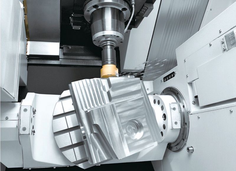 Bei der Roadshow live zu erleben: CNC-Fräsen mit der Fünf-Achs-Fräsmaschine Variaxis j-500. (Bild: Mazak)