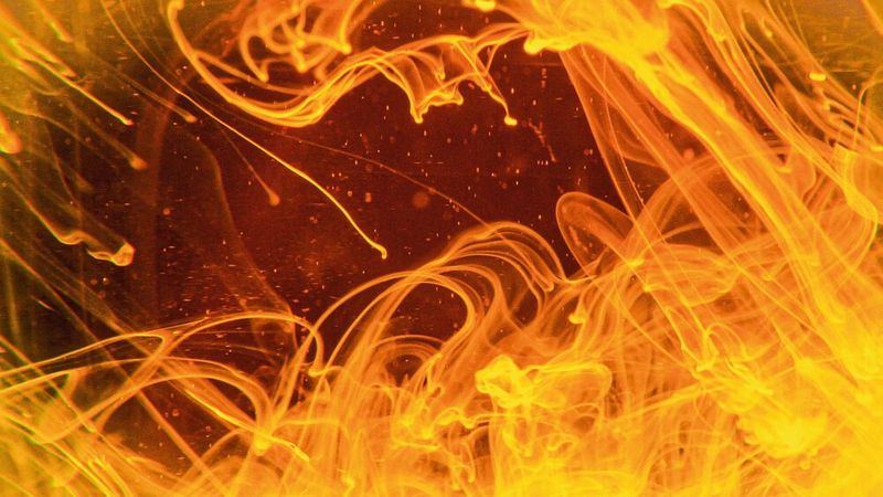 6) Wärmeabstrahlung  Temporäre Temperaturschwankungen, die sogar durch menschliche Körperwärme ausgelöst werden können, verursachen Luftströme, die die Messergebnisse der Waage verfälschen.  Tipp: Das Tragen von Labor- und Isoliermänteln im Bereich der Waage schützt sie vor externer Wärmestrahlung und trägt dazu bei, stabile Messbedingungen aufrechtzuerhalten.  (Bild: frei lizenziert)