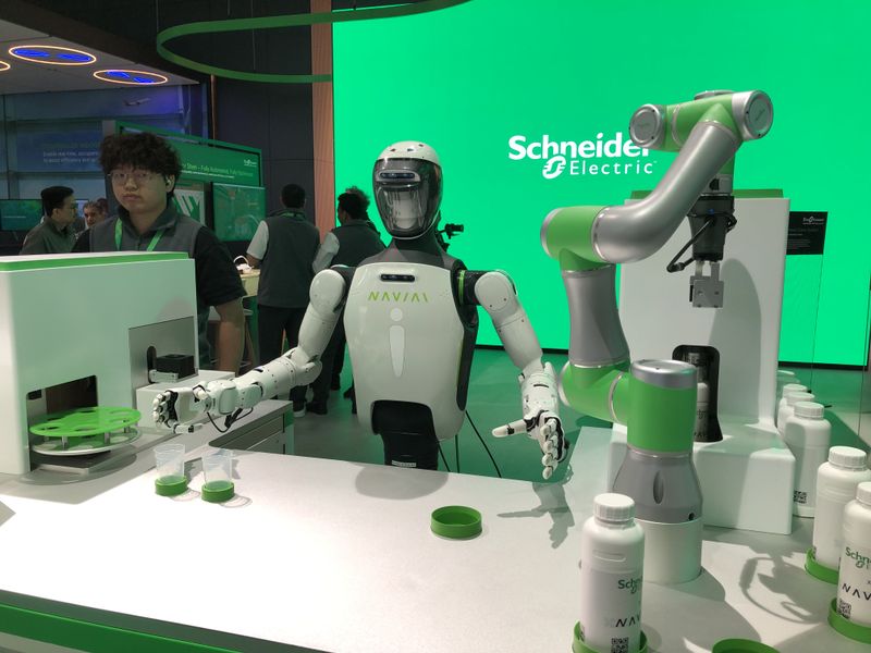 Intelligente Labore der nächsten Generation: EcoStruxure Automation Expert koordiniert fortschrittliche, von Physical AI angetriebene Robotik, um das End‑to‑End‑Probenhandling zu automatisieren – für höhere Konsistenz, reduzierte Mitarbeiterexposition und nahtlose Skalierbarkeit, um wachsenden betrieblichen Anforderungen gerecht zu werden. (Bild: Angela Unger-Leinhos/VCG)