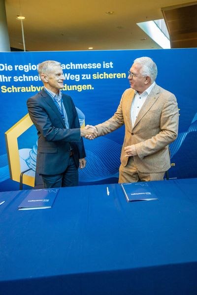 Der obligatorische Handshake besiegelt die Partnerschaft zwischen Deutschen Schraubenverband und Schraubtec.  (Bild: Amelie Jehmlich)