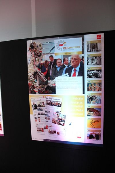 Das Plakat der Deutschen Messe AG, Meilenstein-Unternehmen Messe, auf dem Walk of Fame zeigt die Erfolgsgeschichte der Hannover Messe: Mit der ersten Exportmesse auf dem Gelände einer stillgelegten Metallfabrik in Laatzen hat alles begonnen. Seit dem Start im Jahr 1947 entstand daraus die größte Investitionsgütermesse der Welt, die Hannover Messe, die wiederum „Mutter“ erfolgreicher Messeveranstaltungen im In- und Ausland ist. (Bild: Finus)