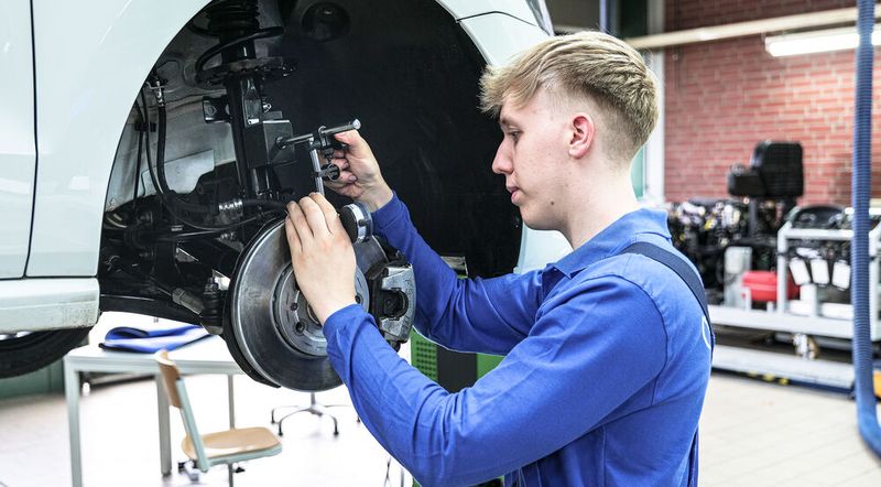 Und auch Patrick Wilcke aus Berlin arbeitet hier an dieser Aufgabe.  (Bild: Schmidt - VCG)