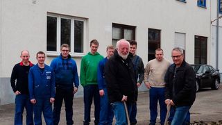 Die beiden Boscher-Geschäftsführer, Peter Kunz (links) und Manuel Lang (rechts), zusammen mit Auszubildenden beim Spatenstich für die neue Halle 6 im Stammwerk in Lörrach-Hauingen. (Bild: Boschert)