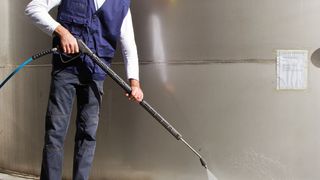 Industrielle Reinigungsarbeiten gelten in den Köpfen vieler Unternehmer als zeit- und kostenintensiv. Mit wenigen Veränderungen können derartige Instandhaltungsmaßnahmen aber wesentlich beschleunigt werden. (© franco lucato - Fotolia.com)