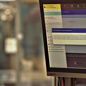 Diese Kombination hat den Vorteil, dass die Programmierung fast durchgängig mit Javascript erfolgen kann.