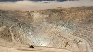 Für die zum Teil unterirdische Bandanlage der Mine Chuquicamata lieferte ABB das Antriebssystem sowie Transformatoren, Schaltanlagen, Instrumentierung und ein Prozessleitsystem. (ABB)