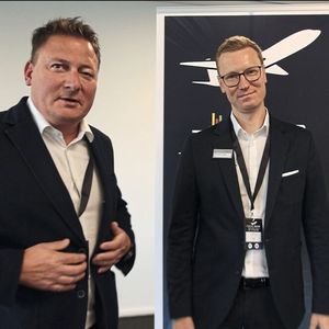 Walter-Präsident Christoph Geigges (r.) und Heller-CEO Thorsten Schmidt begrüßen die internationalen Luft- und Raumfahrtspeziaisten im Walter Technology Center.(Bild:  Maschinenmarkt)
